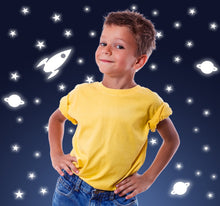 Laden Sie das Bild in den Galerie-Viewer, Wandsticker Leuchtsticker Sterne Rakete