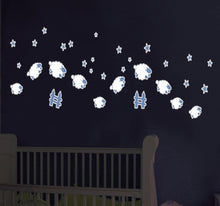 Laden Sie das Bild in den Galerie-Viewer, Wandsticker Leuchtsticker Schafe Sterne