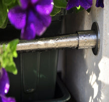 Laden Sie das Bild in den Galerie-Viewer, Blumenkastenhalterung f. Fensterbänke Edelstahl ohne Bohren